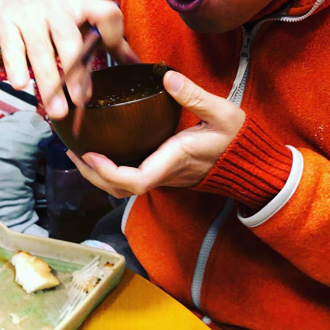 水谷さるころのインスタグラム：「パートナーに「萌え袖かわいいね」と言ったらめちゃくちゃ怯えた顔された………。」