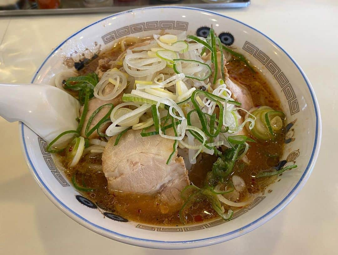 片山真人さんのインスタグラム写真 - (片山真人Instagram)「【#かたログ　絶品ラーメン】 三島市にある、辛みそラーメンが人気のお店「#鈴福」 （三島市安久37-7） 午後②時をすぎてもなお行列ができる人気店です。 画像は辛みそチャーシューラーメン、950円。 病みつきになるスープ、洗練されたチャーシュー、スープとの相性重視のたまご麺、そして嬉しいのが野菜の多さ！！もやしとネギがたっぷり入っています。 濃厚なのにあっさりとした一杯、ぜひ！！ #静岡グルメ #静岡 #三島 #ラーメン #ラーメン店 #🍜」1月24日 21時32分 - katayamasato