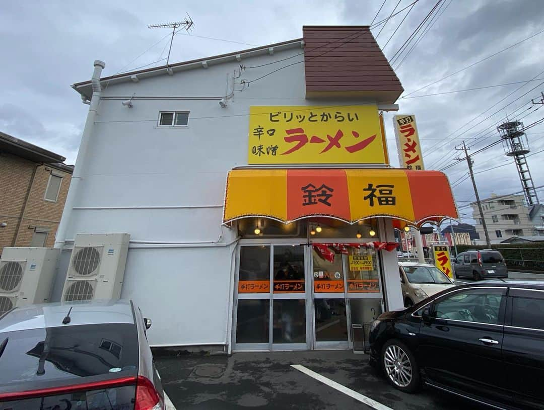 片山真人さんのインスタグラム写真 - (片山真人Instagram)「【#かたログ　絶品ラーメン】 三島市にある、辛みそラーメンが人気のお店「#鈴福」 （三島市安久37-7） 午後②時をすぎてもなお行列ができる人気店です。 画像は辛みそチャーシューラーメン、950円。 病みつきになるスープ、洗練されたチャーシュー、スープとの相性重視のたまご麺、そして嬉しいのが野菜の多さ！！もやしとネギがたっぷり入っています。 濃厚なのにあっさりとした一杯、ぜひ！！ #静岡グルメ #静岡 #三島 #ラーメン #ラーメン店 #🍜」1月24日 21時32分 - katayamasato