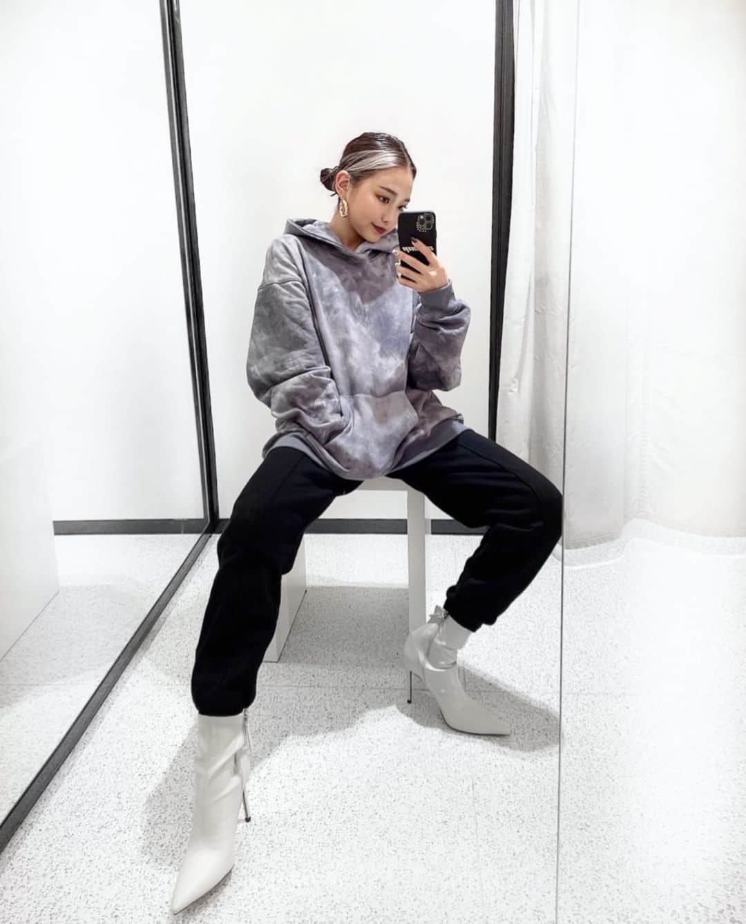 のインスタグラム：「最近タイダイ柄のものに目がいく🥺🔥  @shaggie_official のフーディだよ！  今日ZOZOTOWNで1000円オフクーポン出てるからチェックしてね🌟  上下スウェットコーデが楽すぎてこればっか🤣🤣  #fashion#code#coordinate#ootd#sweat#sweatpants#parker#コーデ#ラフコーデ#タイダイ柄 #パーカー#フーディー #shaggie_ootd#shaggie#l4l#低身長コーデ#プチプラコーデ」