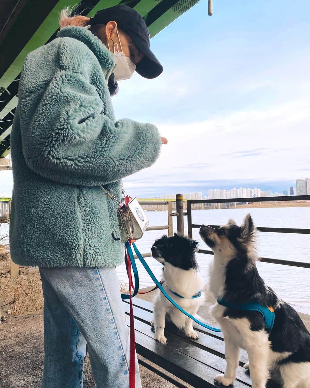 のインスタグラム：「Is it finally getting warmer? 드디어 날씨가 풀리나요? ⛅️」