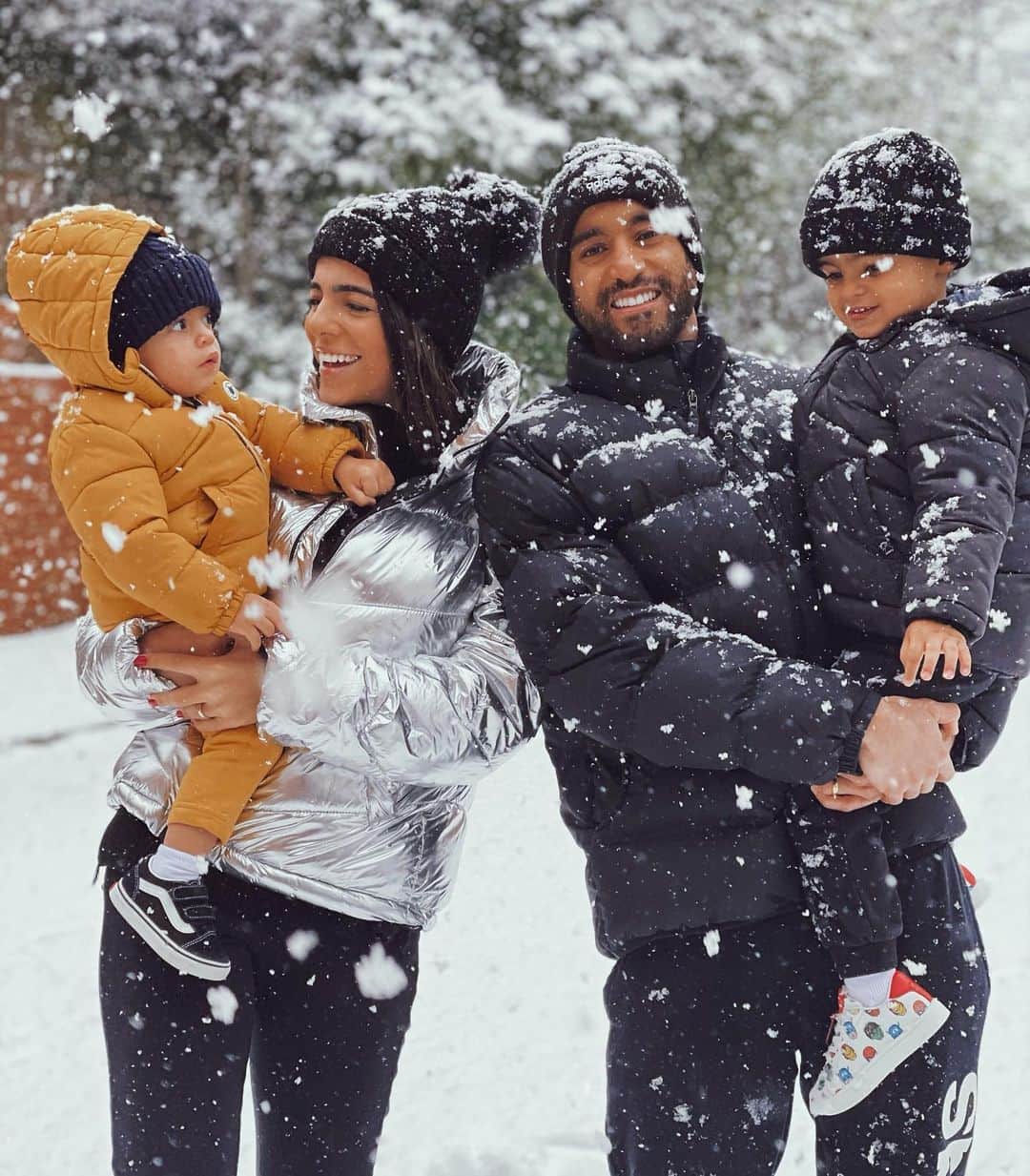 ルーカス・ロドリゲス・モウラ・ダ・シルヴァのインスタグラム：「❄️🤍 #myfamily #mylife」