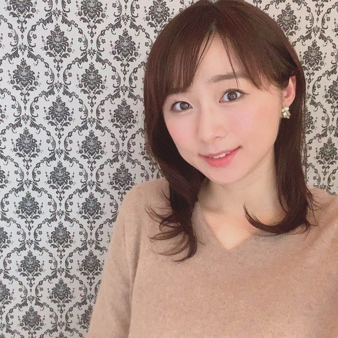 今井美穂さんのインスタグラム写真 - (今井美穂Instagram)「ちょっと痩せた？と言われて﻿ テンション上がった今日この頃😁﻿ ﻿ 今月はナチュラルケアKUUさんで﻿ コルギ&ボディのダブルケアをしたのですが、﻿ その効果ですね😁💓﻿  @nckuu  ﻿ 年末年始ものすごく食べたのに﻿ サイズダウン出来たのも﻿ むくみでより丸くなった顔がスッキリしたのも﻿ 全部おかげ様々です🙏😆﻿ ﻿ ﻿ お店のTwitterフォローで頂けた﻿ 入浴剤よもぎちゃん🌱﻿ まだまだ寒い日が続きますので﻿ ゆっくりお風呂浸かりましょ〜✨♨️﻿ ﻿ #ブログ更新しました﻿ #インスタトップのリンクから﻿ #ナチュラルケアKUU﻿ #小顔コルギ﻿ #筋膜コルギ﻿ #痩身エステ﻿ #産後ダイエット」1月24日 21時34分 - imaimiho1209
