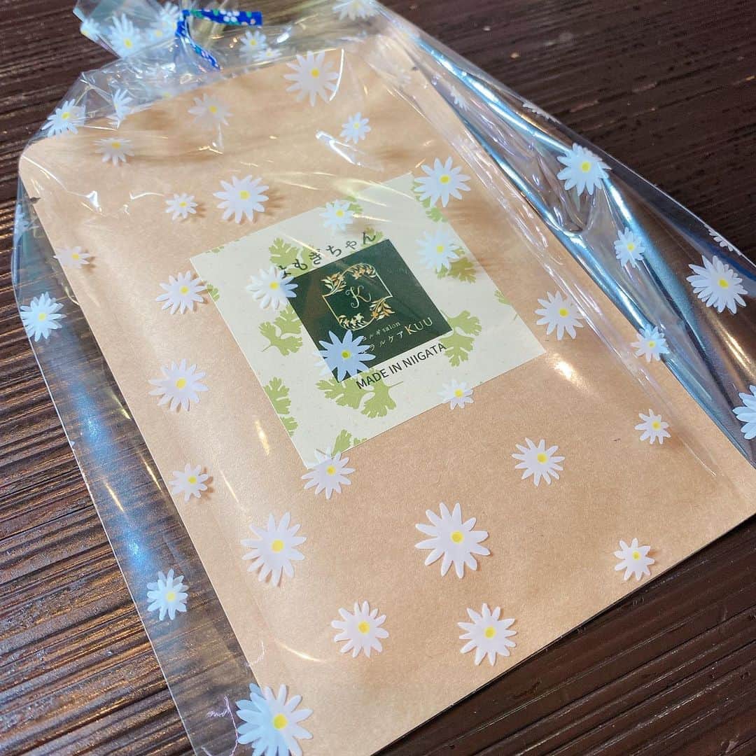 今井美穂さんのインスタグラム写真 - (今井美穂Instagram)「ちょっと痩せた？と言われて﻿ テンション上がった今日この頃😁﻿ ﻿ 今月はナチュラルケアKUUさんで﻿ コルギ&ボディのダブルケアをしたのですが、﻿ その効果ですね😁💓﻿  @nckuu  ﻿ 年末年始ものすごく食べたのに﻿ サイズダウン出来たのも﻿ むくみでより丸くなった顔がスッキリしたのも﻿ 全部おかげ様々です🙏😆﻿ ﻿ ﻿ お店のTwitterフォローで頂けた﻿ 入浴剤よもぎちゃん🌱﻿ まだまだ寒い日が続きますので﻿ ゆっくりお風呂浸かりましょ〜✨♨️﻿ ﻿ #ブログ更新しました﻿ #インスタトップのリンクから﻿ #ナチュラルケアKUU﻿ #小顔コルギ﻿ #筋膜コルギ﻿ #痩身エステ﻿ #産後ダイエット」1月24日 21時34分 - imaimiho1209