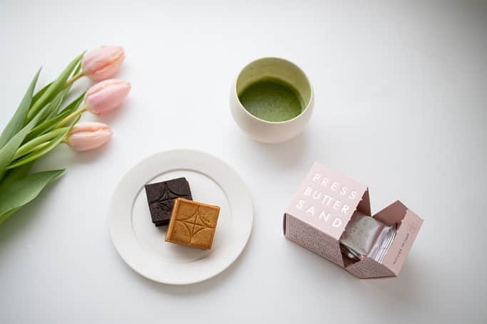 Naomiのインスタグラム：「PRESS BUTTER SAND の期間限定パッケージは、バレンタインにぴったりのピンク色。  #バレンタイン2021 #プレスバターサンド #箱菓子倶楽部」