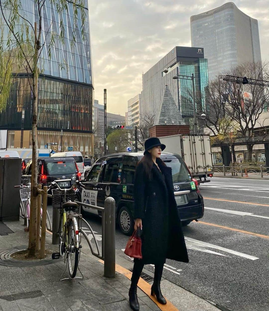 留奥麻依子さんのインスタグラム写真 - (留奥麻依子Instagram)「黒🖤Black🖤검은색🖤 このコート約1年前に韓国のとある問屋さんで購入してきたものなんだけどシルエット抜群、襟はムスタングっぽく立てることもできてしっかり暖かいの。 小柄なスタイリストさんと色違いでお揃い購入してきたのだけど、 低身長高身長関係なく可愛く着れてとても気に入ってるのに、どこのコートなのか答えられない悲しさ🐩 #コーディネート」1月24日 21時45分 - _emu0205_