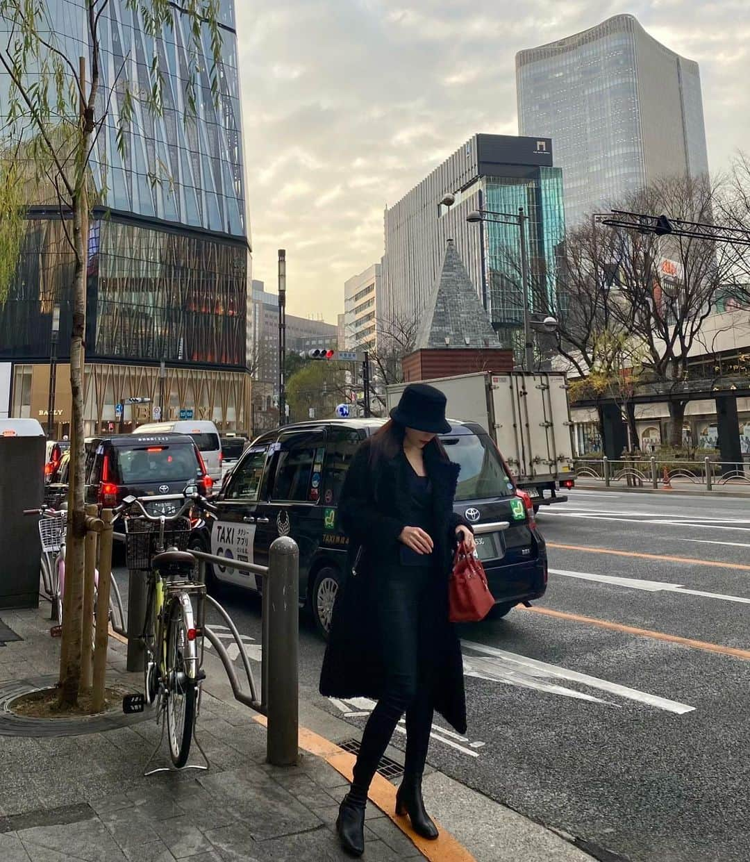 留奥麻依子さんのインスタグラム写真 - (留奥麻依子Instagram)「黒🖤Black🖤검은색🖤 このコート約1年前に韓国のとある問屋さんで購入してきたものなんだけどシルエット抜群、襟はムスタングっぽく立てることもできてしっかり暖かいの。 小柄なスタイリストさんと色違いでお揃い購入してきたのだけど、 低身長高身長関係なく可愛く着れてとても気に入ってるのに、どこのコートなのか答えられない悲しさ🐩 #コーディネート」1月24日 21時45分 - _emu0205_