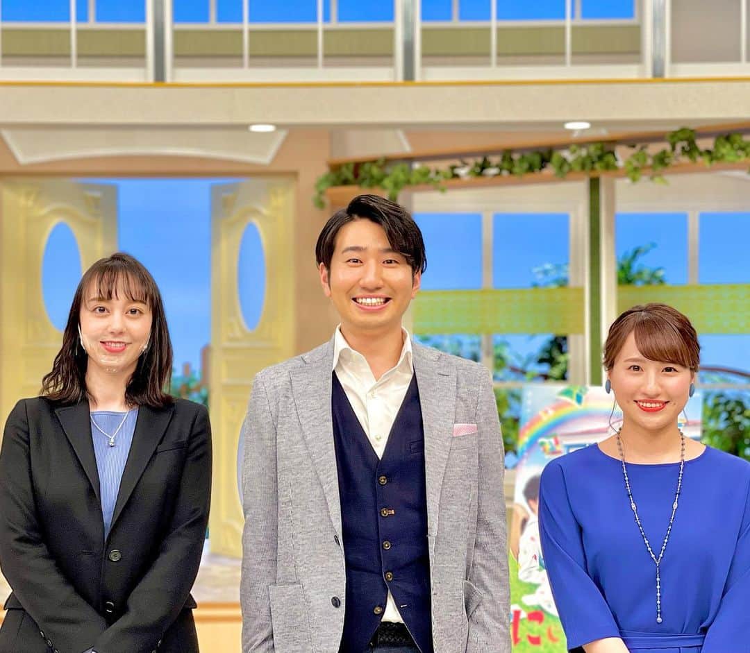 福田太郎のインスタグラム：「新番組はじまります！ 的な、良い感じの一枚が撮れました。笑 可愛い２人の後輩たちと共に✌️ ⠀ ※新番組は始まりません…が！ 一緒に何かやったら面白そうですね。笑  あしたも #イチモニ！#イチオシ‼︎ で それぞれ元気いっぱい、がんばります💪 ⠀ #HTB #アナウンサー #土屋まり #福永裕梨 #ゆりまり も、この春で５年目に！ とっても頼りになる存在です。#福田太郎」