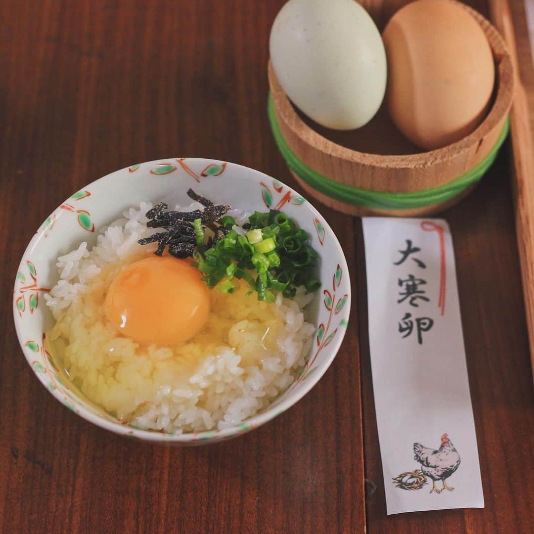 Kaori from Japanese Kitchenさんのインスタグラム写真 - (Kaori from Japanese KitchenInstagram)「卵かけご飯と豚汁定食。大寒卵で運気アップ。 ・ こんばんは。昨日の朝昼ごはん。 卵かけご飯と豚汁定食でした。 寒い日の豚汁は身体が芯から温まりますね。 この前フォロワーさんが、卵かけご飯に 塩昆布とごま油をたらすと美味しいと教えてくれて 早速やってみたら本当に美味しかった… 教えてくださりありがとうございます。 2杯目は大和芋のとろろをかけていただきました。 ・ 今日の卵は毎年ベジプール @vegi_pool さんから 注文させてもらっている大寒卵。 大寒の日に産まれた卵ということで 栄養がたっぷり詰まっていると言われています。 また、大寒卵は普通の卵よりも黄身が濃いらしく 風水で黄色はお金を呼び寄せる色というのもあり 大寒卵を食べると金運アップするとかしないとか。 栄養たっぷり＝健康、黄色＝金運ということで 非常に縁起のよい卵だそうです。 こういう状況だからこそ 少しでも何かにあやかりたいところ。 ・ 【薬膳の話】 今日は卵の話。 卵は身体を温めも冷やしもしない平性です。 「滋潤」といって身体を潤す効能が期待できます。 また栄養価も高く妊婦さんの栄養補助食に効果的。 お菓子をたくさん食べると知らず知らずのうちに 卵を摂りすぎてしまうことが多いので 個人的には2日〜3日に1個くらいが ちょうど良いかなと思っています。 （身体に湿がたまるとむくみやすくなったり冷え性の悪化に繋がりますので注意） ・ ・ 【おしながき】 卵かけご飯 豚汁 切り干し大根の煮物 ひじきの煮物 ほうれん草のおひたし 大和芋のとろろ ・ ・ ・ 2021.01.24 Sun Hi from Tokyo! Here’s Japanese brunch:Baked rice w/ egg yolk konbu and chives, pork miso soup, simmered hijiki seaweed, boiled spinach, simmered dried radish, and and grated yum. ・ ・ ・ #Japanesefood #breakfast #朝ごはん #おうちごはん #早餐 #薬膳 #うつわ #自炊 #家庭料理 #砂田夏海 #オクシモロン #和食 #一汁三菜 #卵かけご飯 #岡晋吾 #イイホシユミコ」1月24日 21時37分 - coco_kontasu