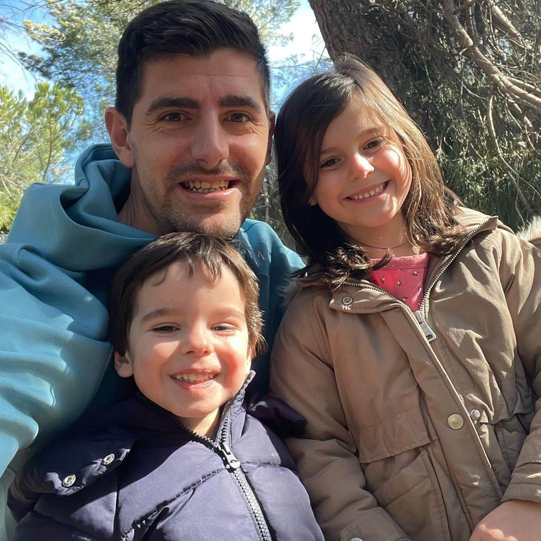 ティボ・クルトゥワのインスタグラム：「Paseito dominguero! 👨‍👧‍👦🤍」