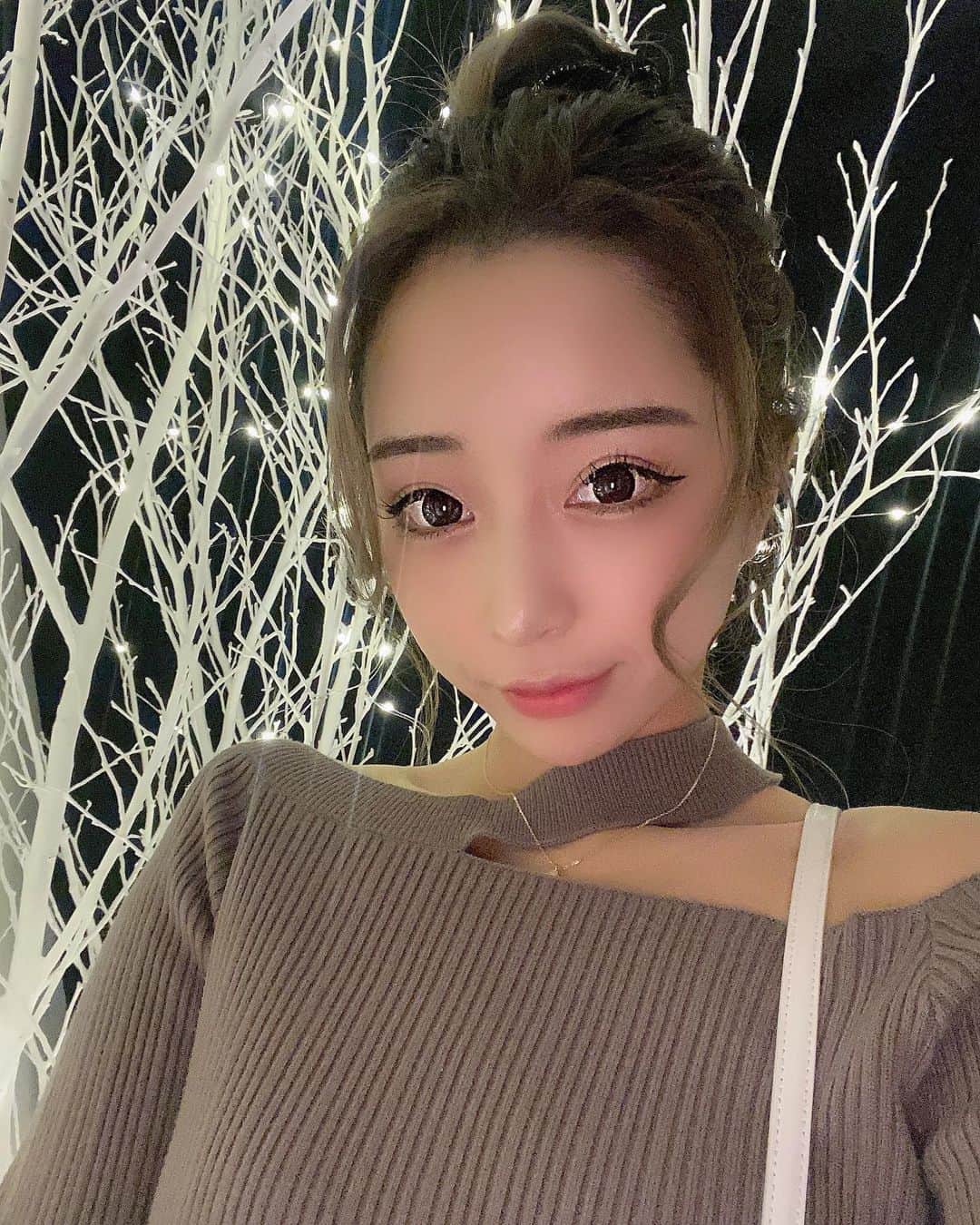 石田みかのインスタグラム：「. . あー、謎に髪切りたくなってきた！ でもショートにしても毎月エクステつけちゃうから 意味ないんだよなあ〜😒..☁️ もう少し我慢して伸ばそうかなあ あー迷う🥺🥺 . . 最近ちょっぴりメイク濃いめに戻した💄 . . . #ラウンドガール #筋トレ女子 #ダイエット生活 #グラマラスボディ #美尻トレーニング #ジム活 #ジムウェア #トレーニングメニュー #ボディメイク女子 #スクワット #ウェイトトレーニング #体重公開 #減量メニュー #キックボクシング #ボクシング女子 #japanesegirl #japanese #tokyo #日本女孩 #我的最愛」