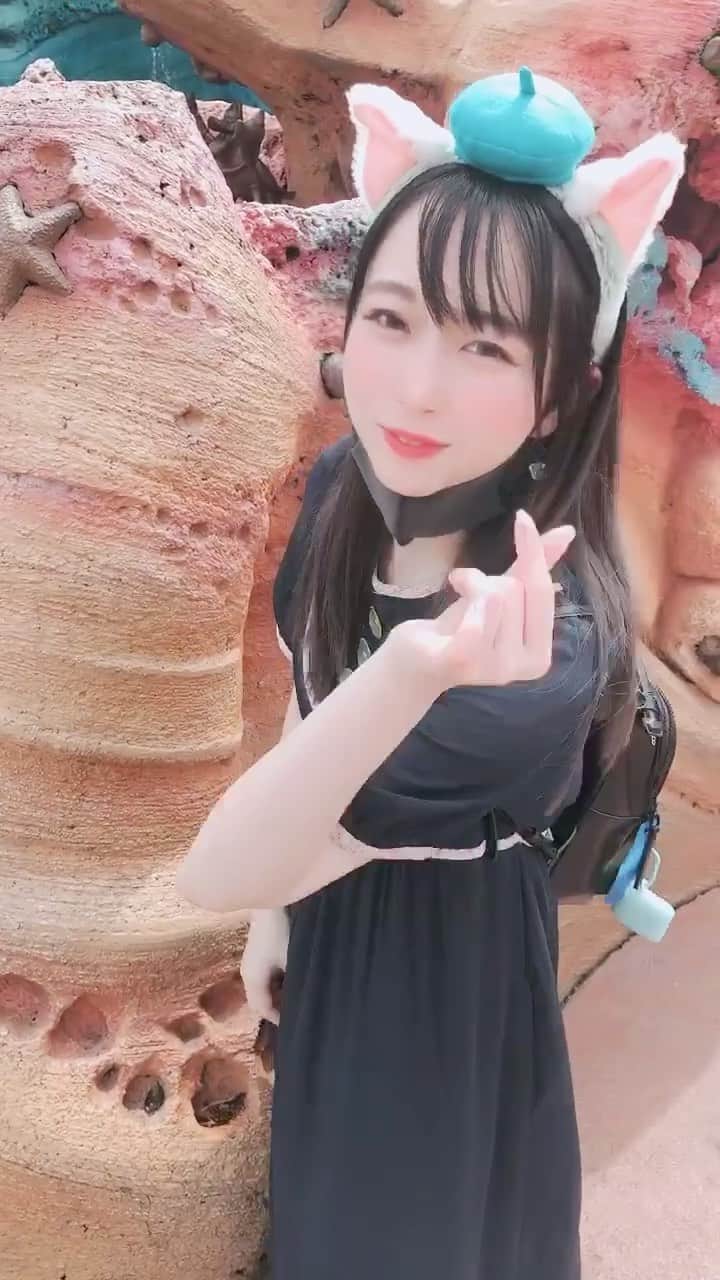 大崎菜々子のインスタグラム：「#ディズニーシー 行った時の。  #disney #ディズニーコーデ #ジェラトーニ #マーメイドラグーン #アリエル #猫好き #ポケットからきゅんです  #横浜美少女図鑑 #ラジオパーソナリティー #我的最愛 #lebeccaboutique #私とあなたの邂逅ワンピース  #fashiongram #좋아요 #팔로우미 #오오티디  #패션  #패션스타그램 #model #cosplayer #l4l #girl #かわいい#乃木charge #instagood #色白女子 #ブルベ夏  #makeup #cosmetics」