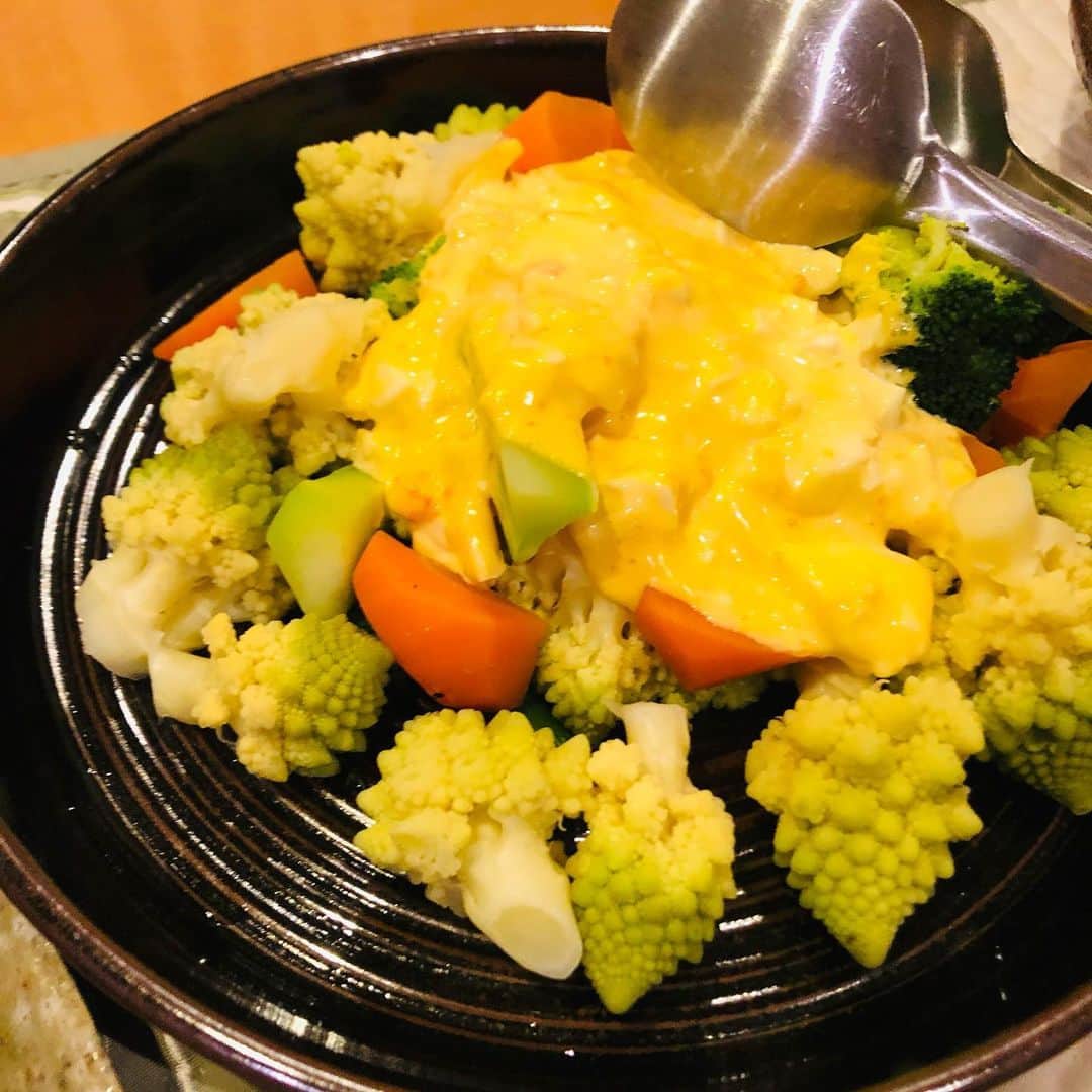 原日出子さんのインスタグラム写真 - (原日出子Instagram)「今夜のご飯✨ 毎日 舞台のお稽古で 夕飯を一緒に食べられなかった息子くんが 久々に間に合ったので みんなでお家ご飯💖 お歳暮に頂いた ロールステーキを解凍して焼きました。 牛も豚も美味しかったです👍 蛸とアボカド 胡瓜 ワカメのポキ サニーレタス ベビーリーフ ブロッコリースプラウトのサラダ(玉ねぎドレッシング) ロマネスコ ブロッコリー 人参の温野菜 タルタルがけ 息子くんが買ってきてくれた 美味しい白ワインも開いて 久々全員集合のご飯でした😊  #家族でご飯 #お家ご飯 #かあちゃんの味 #毎日を楽しく #幸せのレシピ #息子くんと #今日食べた物が明日の身体を作る」1月24日 21時43分 - hara_hideko