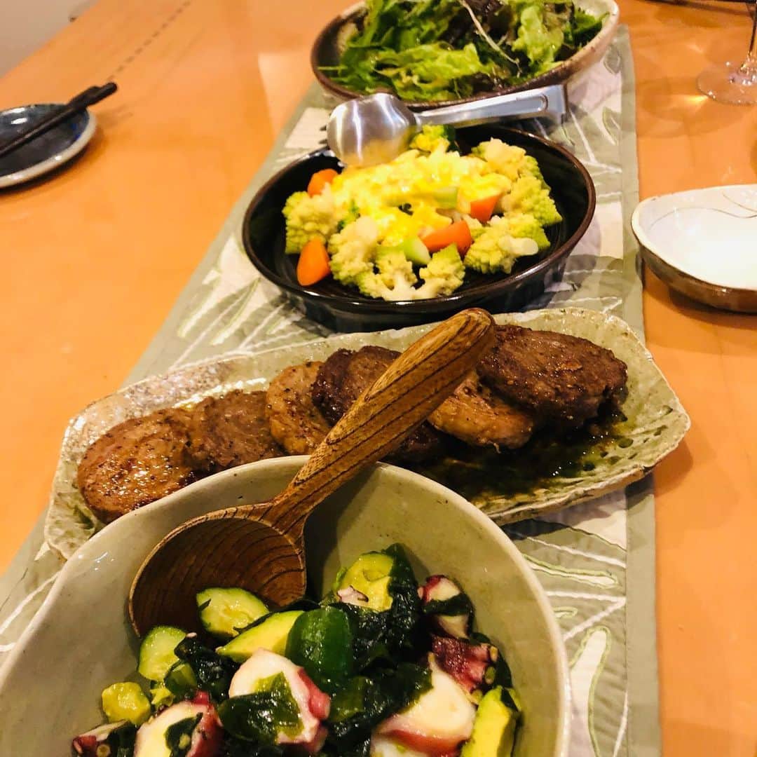 原日出子さんのインスタグラム写真 - (原日出子Instagram)「今夜のご飯✨ 毎日 舞台のお稽古で 夕飯を一緒に食べられなかった息子くんが 久々に間に合ったので みんなでお家ご飯💖 お歳暮に頂いた ロールステーキを解凍して焼きました。 牛も豚も美味しかったです👍 蛸とアボカド 胡瓜 ワカメのポキ サニーレタス ベビーリーフ ブロッコリースプラウトのサラダ(玉ねぎドレッシング) ロマネスコ ブロッコリー 人参の温野菜 タルタルがけ 息子くんが買ってきてくれた 美味しい白ワインも開いて 久々全員集合のご飯でした😊  #家族でご飯 #お家ご飯 #かあちゃんの味 #毎日を楽しく #幸せのレシピ #息子くんと #今日食べた物が明日の身体を作る」1月24日 21時43分 - hara_hideko