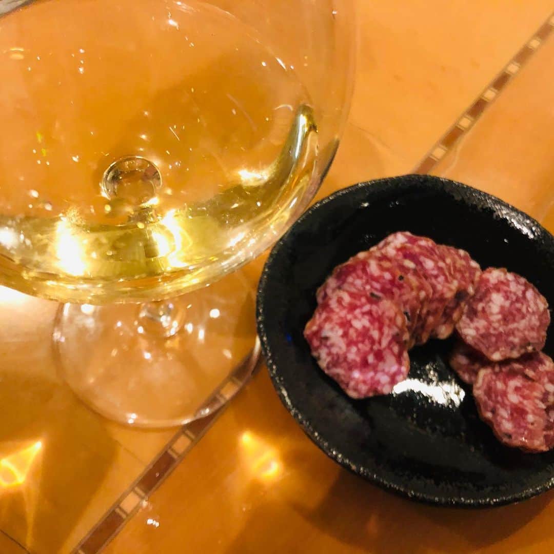 原日出子さんのインスタグラム写真 - (原日出子Instagram)「今夜のご飯✨ 毎日 舞台のお稽古で 夕飯を一緒に食べられなかった息子くんが 久々に間に合ったので みんなでお家ご飯💖 お歳暮に頂いた ロールステーキを解凍して焼きました。 牛も豚も美味しかったです👍 蛸とアボカド 胡瓜 ワカメのポキ サニーレタス ベビーリーフ ブロッコリースプラウトのサラダ(玉ねぎドレッシング) ロマネスコ ブロッコリー 人参の温野菜 タルタルがけ 息子くんが買ってきてくれた 美味しい白ワインも開いて 久々全員集合のご飯でした😊  #家族でご飯 #お家ご飯 #かあちゃんの味 #毎日を楽しく #幸せのレシピ #息子くんと #今日食べた物が明日の身体を作る」1月24日 21時43分 - hara_hideko