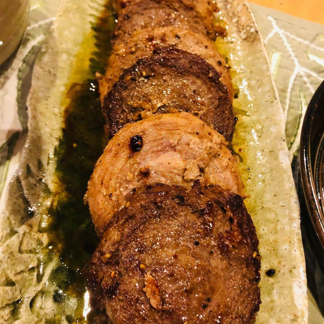 原日出子さんのインスタグラム写真 - (原日出子Instagram)「今夜のご飯✨ 毎日 舞台のお稽古で 夕飯を一緒に食べられなかった息子くんが 久々に間に合ったので みんなでお家ご飯💖 お歳暮に頂いた ロールステーキを解凍して焼きました。 牛も豚も美味しかったです👍 蛸とアボカド 胡瓜 ワカメのポキ サニーレタス ベビーリーフ ブロッコリースプラウトのサラダ(玉ねぎドレッシング) ロマネスコ ブロッコリー 人参の温野菜 タルタルがけ 息子くんが買ってきてくれた 美味しい白ワインも開いて 久々全員集合のご飯でした😊  #家族でご飯 #お家ご飯 #かあちゃんの味 #毎日を楽しく #幸せのレシピ #息子くんと #今日食べた物が明日の身体を作る」1月24日 21時43分 - hara_hideko