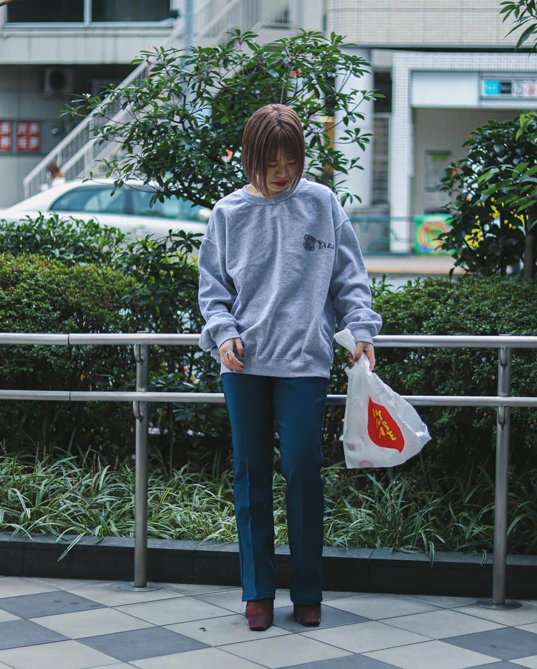 JOINT WORKSさんのインスタグラム写真 - (JOINT WORKSInstagram)「﻿ ﻿ 【 SUNNY SPORTS YALE vintage クルースウェット】﻿ ﻿ 愛くるしいプリントが施された﻿ SUNNY SPORTSのカレッジコラボシリーズのスウェット。﻿ ﻿ 今回は８校あるアイビーリーグの中からYALE大学をセレクト。﻿ フロントには"HANDSOME DAN ハンサム・ダン"(イェール大学の運動部でマスコットを務めるブルドッグの名跡)のクラシカルなロゴやイラストをプリントしています。﻿ ﻿ SIZE :  FREE﻿ COL : gray , white﻿ ¥ 8,200 +tax ﻿ ﻿ ---------------------------------------------------﻿ ﻿ 【SHOP LIST】﻿ ﻿ JOINT WORKS SHINJUKU﻿ 035-363-7572﻿ ﻿ JOINT WORKS MARK IS MINATOMIRAI﻿ 045-640-0177﻿ ﻿ JOINT WORKS LALA PPORT TOKYO-BAY﻿ 047-421-7101﻿ ﻿ ﻿ ﻿ #jointworks ﻿ #baycrews﻿ #2021ss﻿ #newitem ﻿ #newarrivals﻿  #mensfashion﻿  #ladysfashion﻿ #sunnysports﻿ #yale」1月24日 21時43分 - jointworks.jp