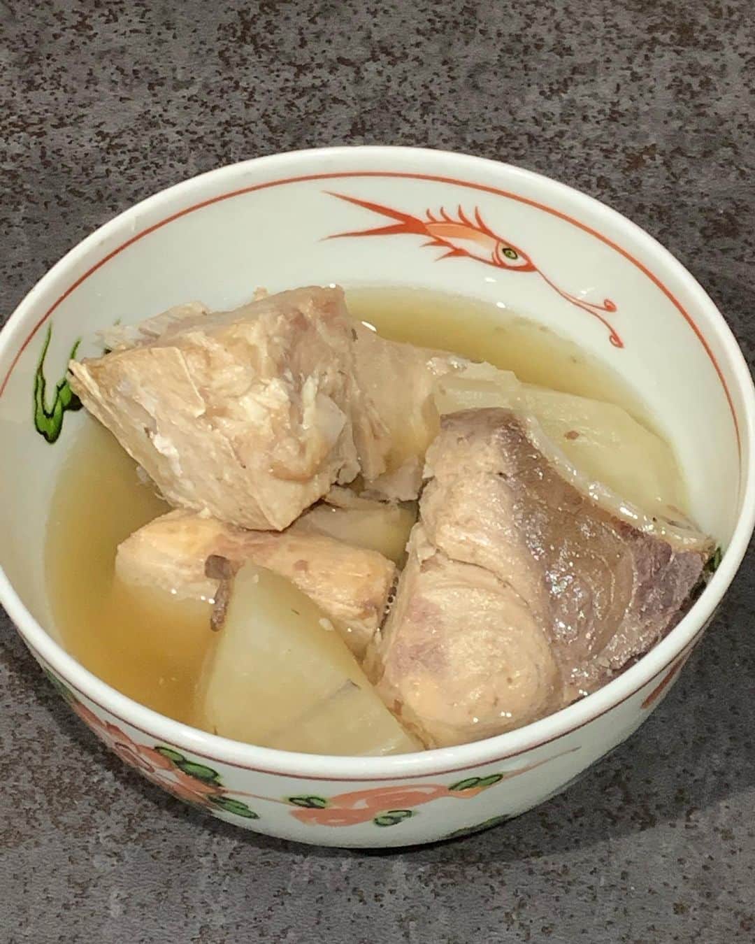 橋本志穂さんのインスタグラム写真 - (橋本志穂Instagram)「昨日はぶり大根❣️  と言っても自家製ではない。 なんとも嬉しいお弁当の テイクアウトをいただきました❣️ 和食の #くろぎ のお弁当です‼️  おいしゅうございました😍 kさん、ありがとうございます🙏」1月25日 3時17分 - shihohashimoto3