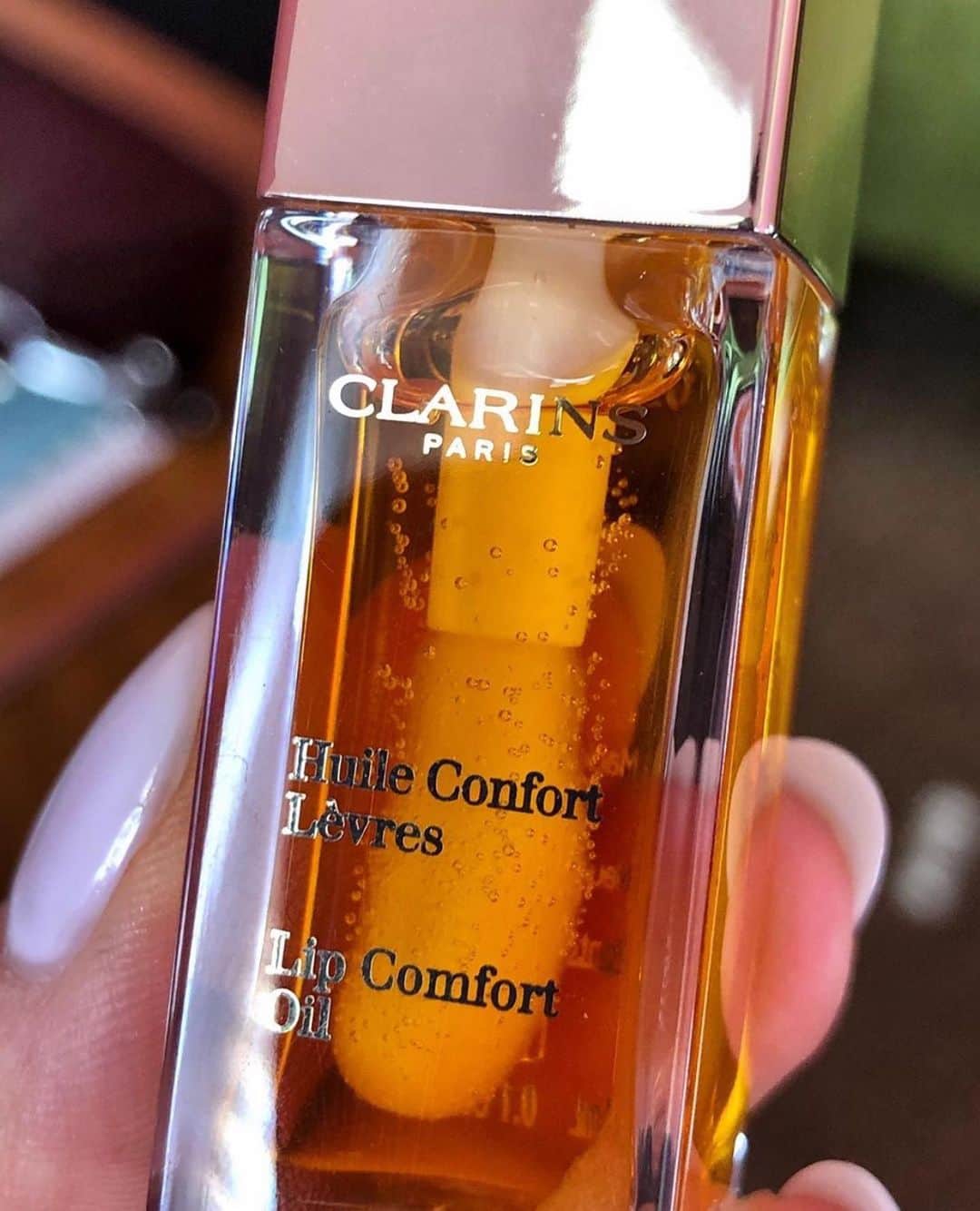 CLARINSさんのインスタグラム写真 - (CLARINSInstagram)「🍯 Honey, Honey, Honey 🍯  Comment below if our #dreamy Honey Lip Comfort Oil is your favorite!   + besides the super-comfy formula, note the lip-hugging, plush applicator 👄  Photo: @tamri.mua  #honey #lipoil #makeup #clarins #clarinsmakeup #wintermakeup」1月25日 3時09分 - clarinsusa