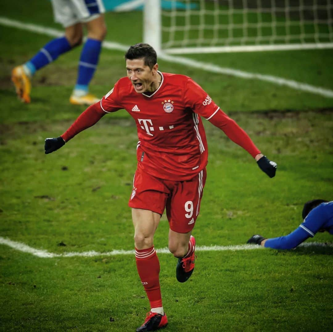 UEFAチャンピオンズリーグさんのインスタグラム写真 - (UEFAチャンピオンズリーグInstagram)「5⃣0⃣0⃣ goals for club & country. Robert Lewandowski 👏👏👏  #UCL #FCBayern」1月25日 3時13分 - championsleague