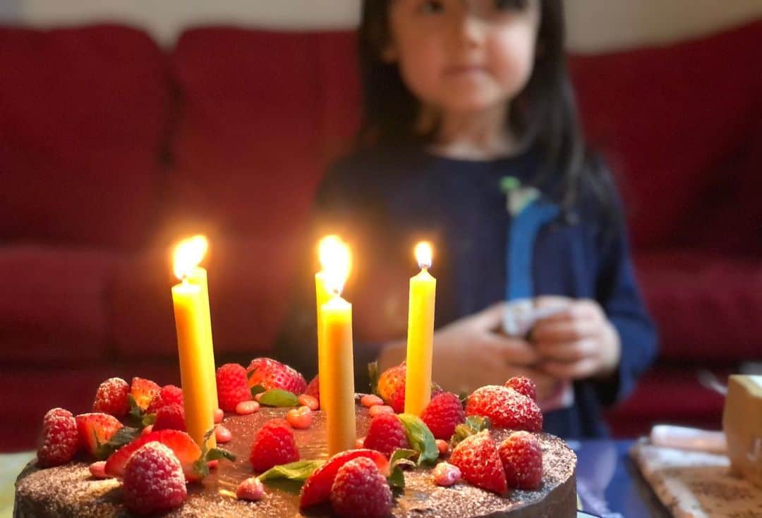 日登美さんのインスタグラム写真 - (日登美Instagram)「It’s been 5 years... my little girl turned 5🎂❤️Traveling Brazil to Berlin. Born at our bathtub 😜🛀 hardest morning sick ever, easiest delivery ever!  Happy birthday to my last princess 👸 ✨  ブラジルで妊婦期を過ごし、ベルリンで生まれた我が家の姫👸 死ぬかと思ったブラジルでのつわり😭 ベルリンでの自宅出産は夜中、静かな自宅のお風呂で蝋燭の灯の中でするりと泣きもせず気持ちよさそうに生まれてきた姫。お産て本当は母子共に穏やかなもんだと気づいた６人目。これで最後なんだろうけど。  翌朝起きて私の寝室を覗いて「生まれたんだ！」😳❤️ていって、きゃっ😍❤️と手を叩きながら嬉しそうに集まって来た５人の子供らの可愛い姿。まるでサンタクロースが夜中にプレゼントを持ってきた、みたいな感じだったのは忘れられない🎅✌️🥺❤️  胎盤を食べたのも2回目で(やだ、みんな引くかも？😜)普通に用意してくれた食事に一皿紛れているようなナチュラルさだった😂料理担当はもちろん夫。もう彼も怖いもんなし、みたいな感じだなぁと思う。  そんな風にこの子が生まれた時間に、生まれた場所で想いを馳せる。 忘れていく毎日の中でも色褪せない部分があるんだね。  この場とこの時とこの家族を選んで生まれて来てくれてありがとう🥺❤️ 健やかであれと願いをこめて🙏✨  #birthday #girl #happybirthday #sweetmemories #brazil #germany #homebirth #momofsix #berlin #naturalbirth #誕生日 #おめでとう #ハーフキッズ #ドイツ #自宅出産 #水中出産 #自然分娩 #母乳育児 #無理なく #健やかに #子育て #ママ #海外在住 #ベルリン」1月25日 3時13分 - hitomihigashi_b