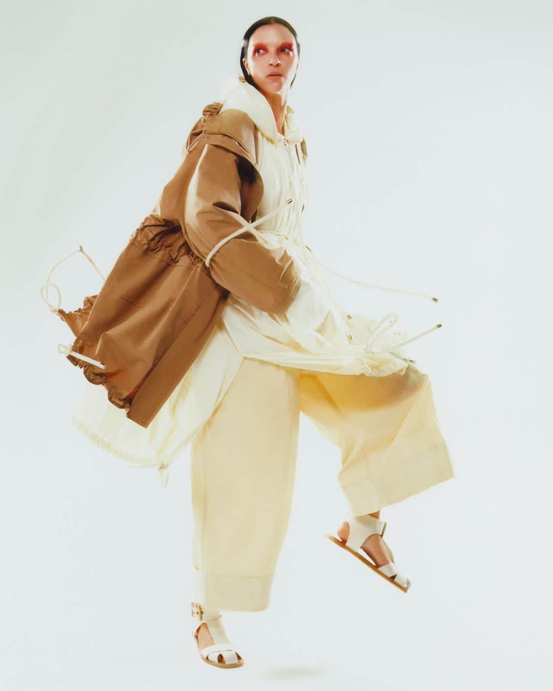 モンクレールのインスタグラム：「Perpetual motion.   Merging active femininity with a subtle sophistication, @MariacarlaBoscono morphs into the soul of the #MONCLER1952 woman who knows that the only constant is change.   @VeronicaLeoni #MONCLERGENIUS  Photography @LeaColombo Styling Sabino Pantone」