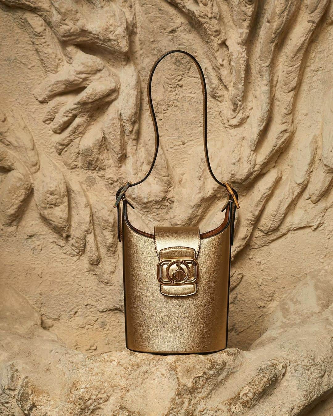ランバンのインスタグラム：「Golden Swan bucket bag. #LanvinSS21」