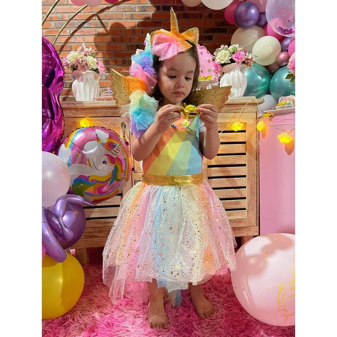 ラリッサ・リケルメさんのインスタグラム写真 - (ラリッサ・リケルメInstagram)「Buen día..! ☀️ lindo domingo!   Ayer fue el cumpleaños de esta muñeca preciosa de mi sobrina @fioriquelme y su cumple ella quería solo de 🦄 y su tía madrina le hizo de 🦄 quiero agradecer a mi cómplice que me ayudo en todo para el cumple sorpresa @fede_aguilar92 gracias amigo!!  Gracias al mejor Cotillon del país @lasmellizascotillon que en 1 día me preparo todo 💕💕  Y a @celeste.lugo.56 por la hermosa #decoracion  🎀 gracias @los_m_de_lizeth por los 🎀  Yo con verle feliz a mi Sobrina, le bajaría el cielo si pudiera!  Feliz cumpleaños amor de mi vida te amo con todo el alma @fioriquelme   Gracias a todos por compartir conmigo felicidad...!」1月24日 21時47分 - larissariquelme