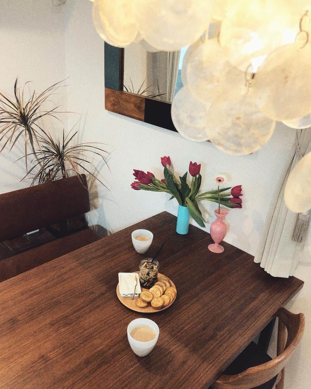 のインスタグラム：「お友達とおやつを 食べながら、ひたすらインテリアの お話をする時間がすき♡ あーだこーだ情報交換○ #コーディネート #赤ちゃんのいる生活 #男の子ママ #女の子ママ #子供のいる暮らし #お花のある暮らし #インテリア #フラワーベース #花瓶 #ヴィンテージ #植物のある暮らし #おやつ」