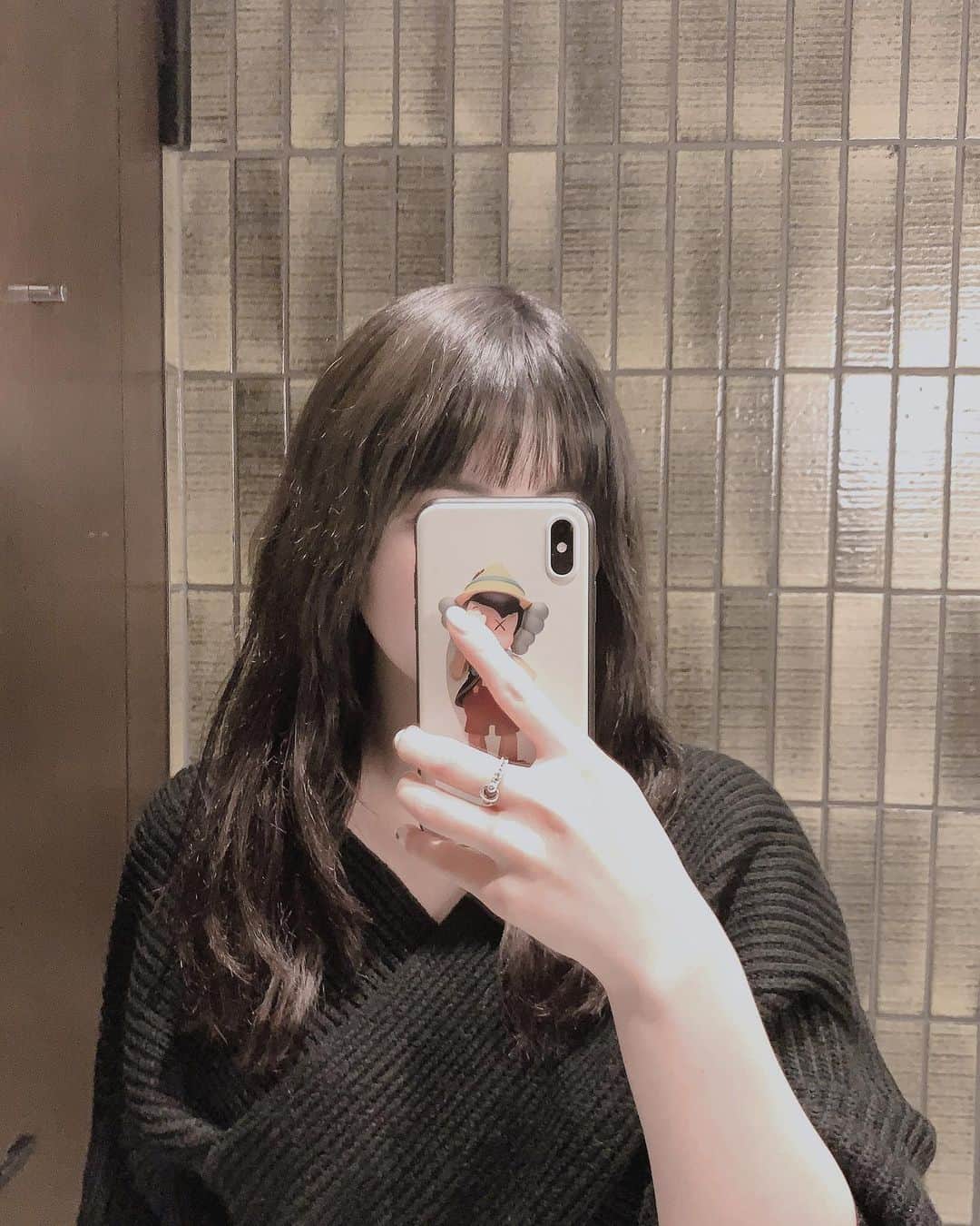 えなちぃのインスタグラム：「【エクステにらついて💁🏻‍♀️】 髪の毛巻いてないのに、 ゆるっと癖がついててラッキー🤞🏻 . ケアするのが大変だけど、1週間たった今も1本も抜けてない！ ちゃんと、こまめにクシでといたり、 洗い流さないトリートメントをしっかりやれば持ちが良くなるらしい🙆🏻‍♀️ これを続けてみる🥺💓」