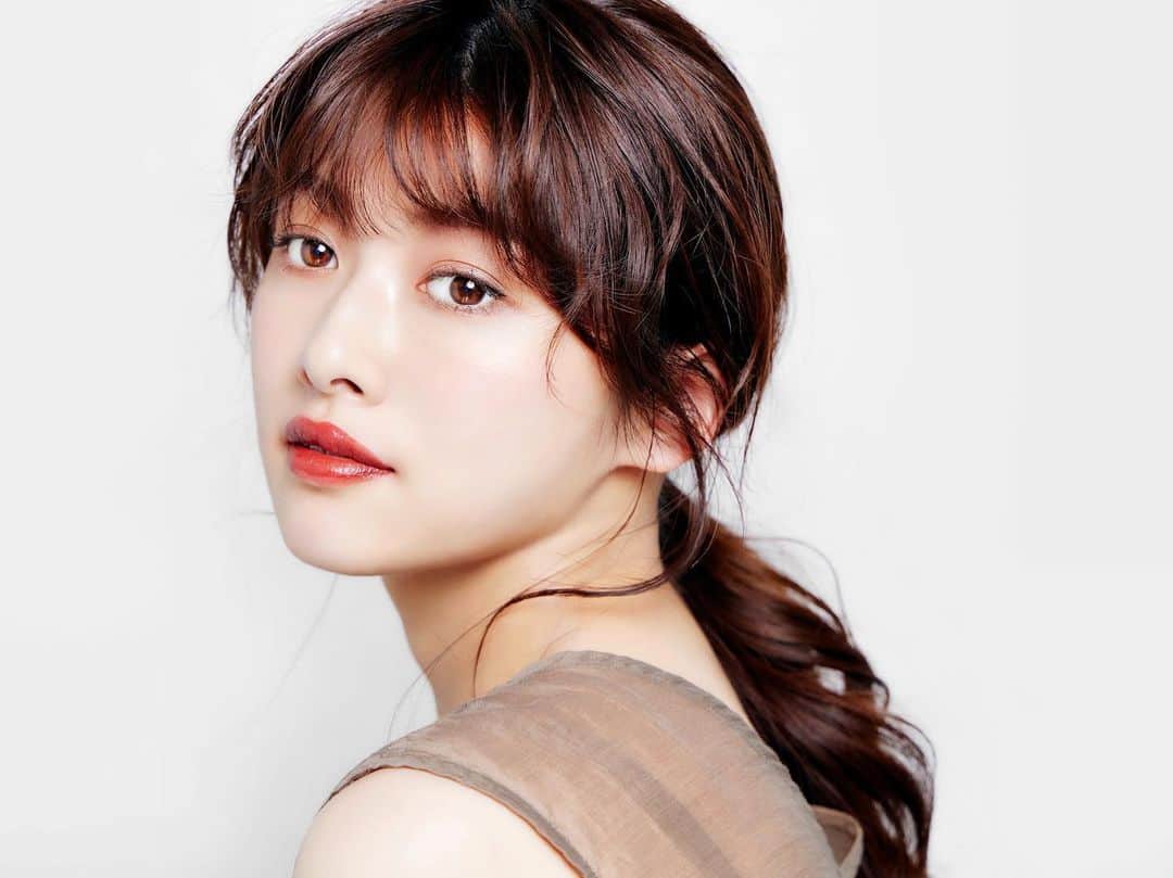 細田彩花さんのインスタグラム動画 細田彩花instagram 久しぶりに 注目ポイントは 先日買ったブルー下地の素晴らしさと 髪が巻けるようになった所です 下地 Vdl Cosmetics コンシーラー Ipsa Jp アイシャドウ Tomfordbeauty 4a