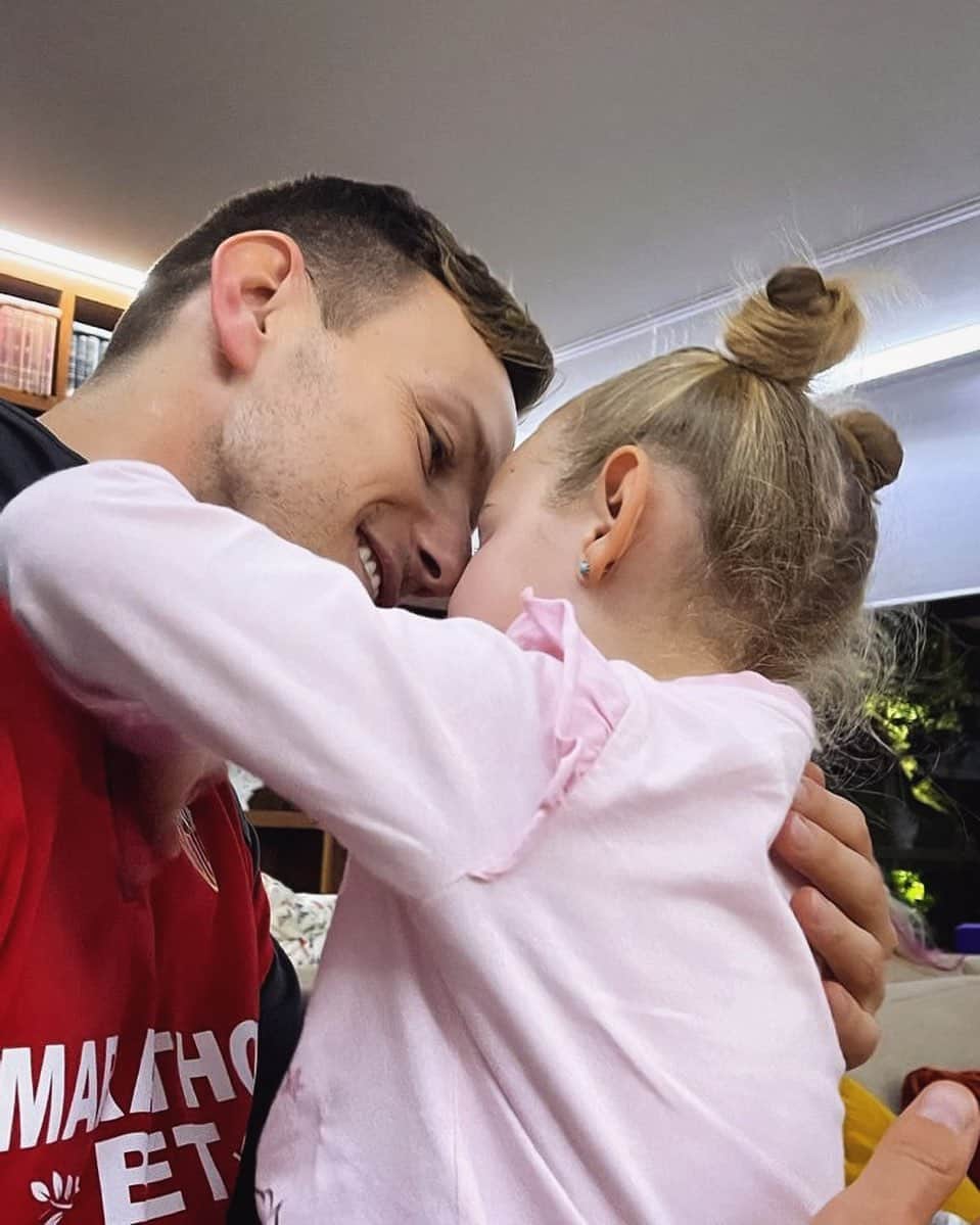 イヴァン・ラキティッチのインスタグラム：「Mi sevillista favorita ✨👧🏼❤️ te amo con el alma mi pequeña ❤️ #adara #lafamiliaunidajamásserávencida」