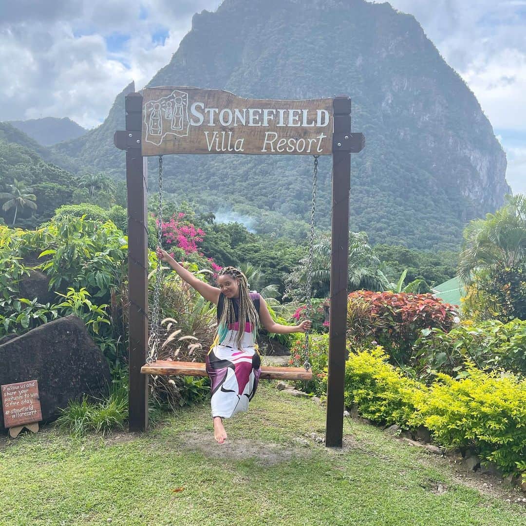 Angela Simmonsさんのインスタグラム写真 - (Angela SimmonsInstagram)「Good morning ☀️ I’ve collaborated with Stonefield Resort in Saint Lucia to offer one lucky winner and a friend a chance to win my favorite Caribbean experience:  - 5 nights in a private one bedroom villa with pool and stunning views for two - Farm-to-table breakfast  - Volcano mud bath experience - Caribbean Sea boat adventure - Relaxing beach picnic  How to Enter: Step 1: Follow @AngelaSimmons and @StonefieldVillaResort on Instagram Step 2: Tag your travel partner BONUS repost this giveaway to your IG stories tagging @AngelaSimmons and @StonefieldVillaResort  Winner randomly selected and announced February 4 th . Profile must be public until the winner is announced. Alcohol not included. Blackout dates apply. Valid for travel through December 31, 2021. Flight not included. Giveaway open to USA & Canada residents. This is in no way sponsored, administered or associated with Instagram. @stonefieldvillaresort ✔️💓」1月24日 21時55分 - angelasimmons