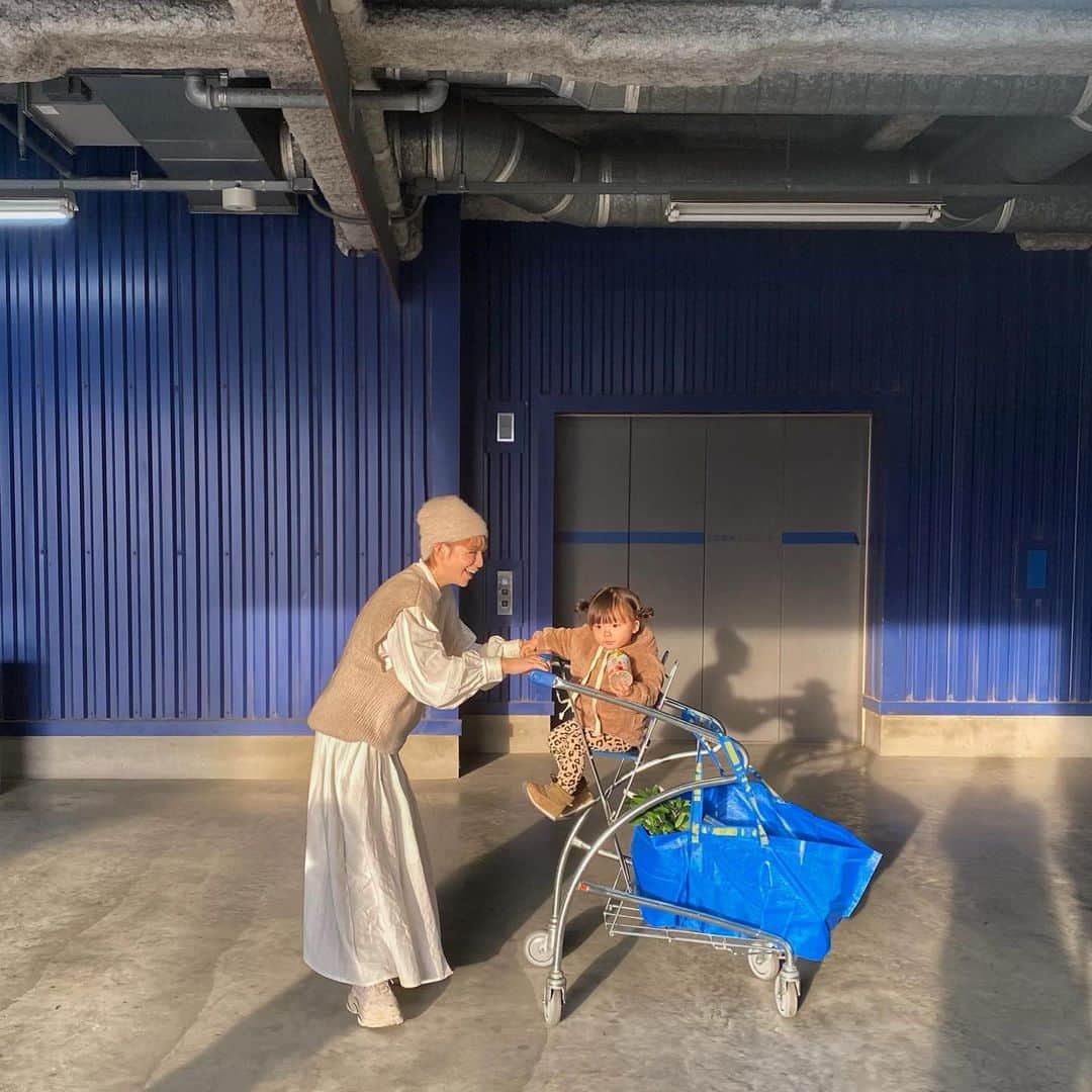 長谷川あやのインスタグラム：「👩‍👧👩‍👧👩‍👧#baby#mama#akte#令和ベイビー#生後20ヶ月#1歳#赤ちゃんのいる生活#新米ママ#女の子ママ#小夏のいる生活#アクテ#152せんちこーで @akte_official ・ ・ ・ いつかのお買い物Day✨ （めっちゃ眩しかった 笑） ・ 最近おうち時間を快適に過ごそうと コツコツ細かい部分の模様替えしてます😌💭 ・ 先日ダリア銀座スキンクリニックで #ダリア銀座スペシャルピーリング を 受けてきたのでご紹介します🙋‍♀️  @dahliagsc  ・ 少しヒリヒリするけど耐えられる痛さだし 次の日にはこの赤みもメイクで 隠れるくらいになるのでおすすめです👩✨ （4枚目が翌日の様子です👏） ・ とぅるんっとした質感の お肌になれるのでリピート中、、、🤎 ・ ・ ・ #ダリア銀座スキンクリニック#ダリア銀座#ダリア美肌#スキンケア#美容皮膚科#ベルベットスキン#マッサージピール#ピーリング#小顔」