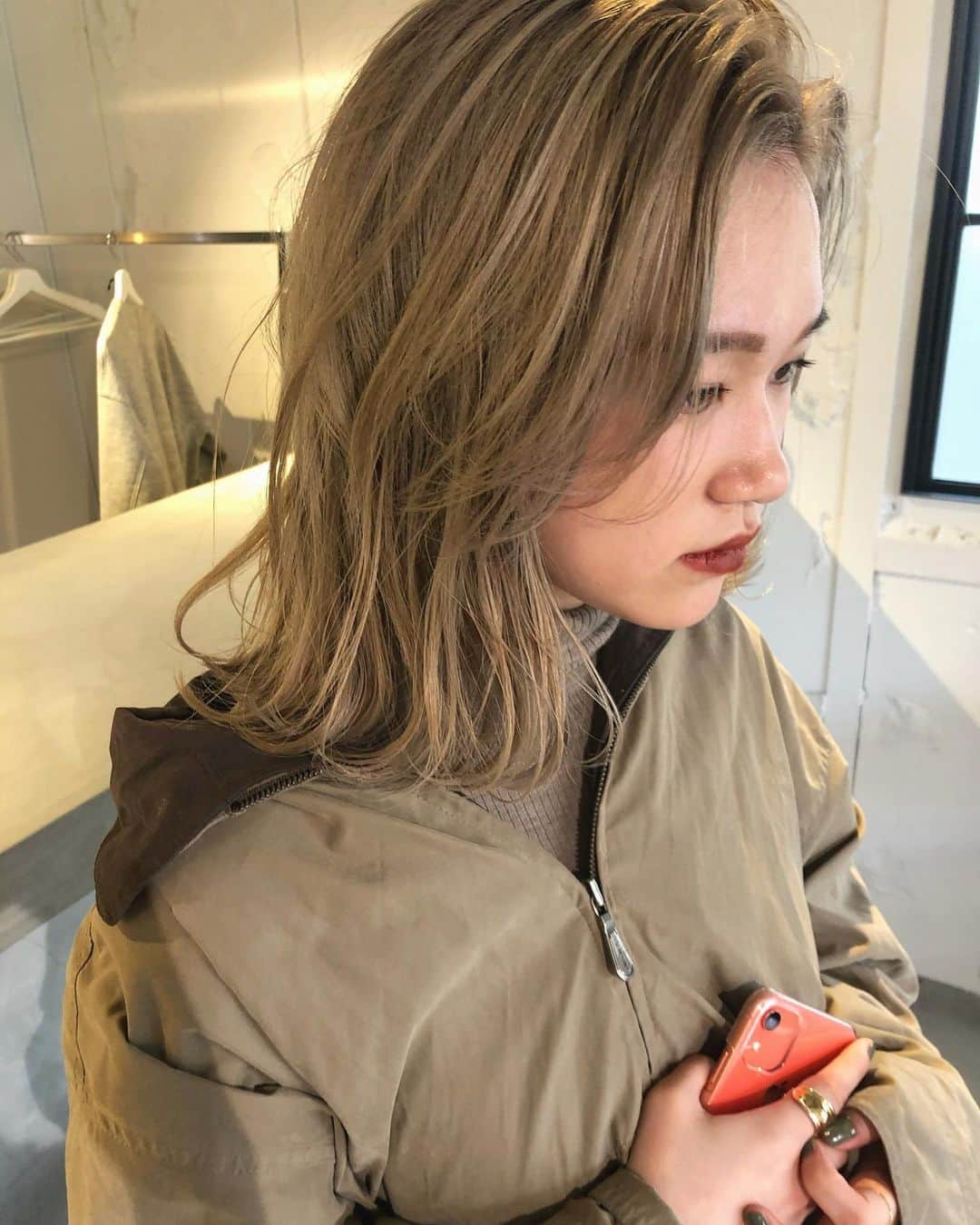 カワシリアツシのインスタグラム：「ケアブリーチでしっかり赤味を削って、 ミントベージュ☺︎」