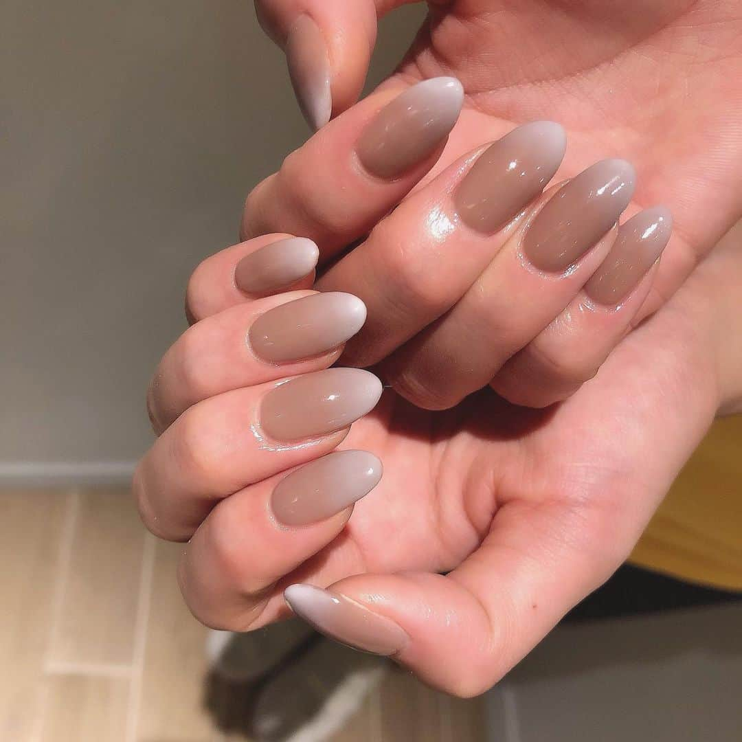 加美杏奈さんのインスタグラム写真 - (加美杏奈Instagram)「・ New nail💅🏼 ・ #nail#naildesign#simplenails#nudie#gradation#nudienail#gradationnails#bordeauxnails#冬ネイル#2021ネイルデザイン#ハンドネイル#💅🏼」1月24日 21時59分 - anna.kami3