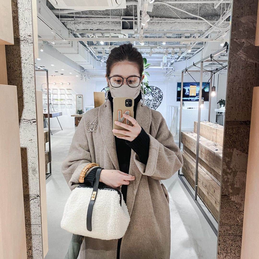 naho_7のインスタグラム：「. でっかい黒縁メガネほしい🥸 タートルとオールバックとピアスがお気に入りの日。 また知らんまに髪伸びてるなあ〜 #寄り目に見えるね #前髪の産毛もやばめ」
