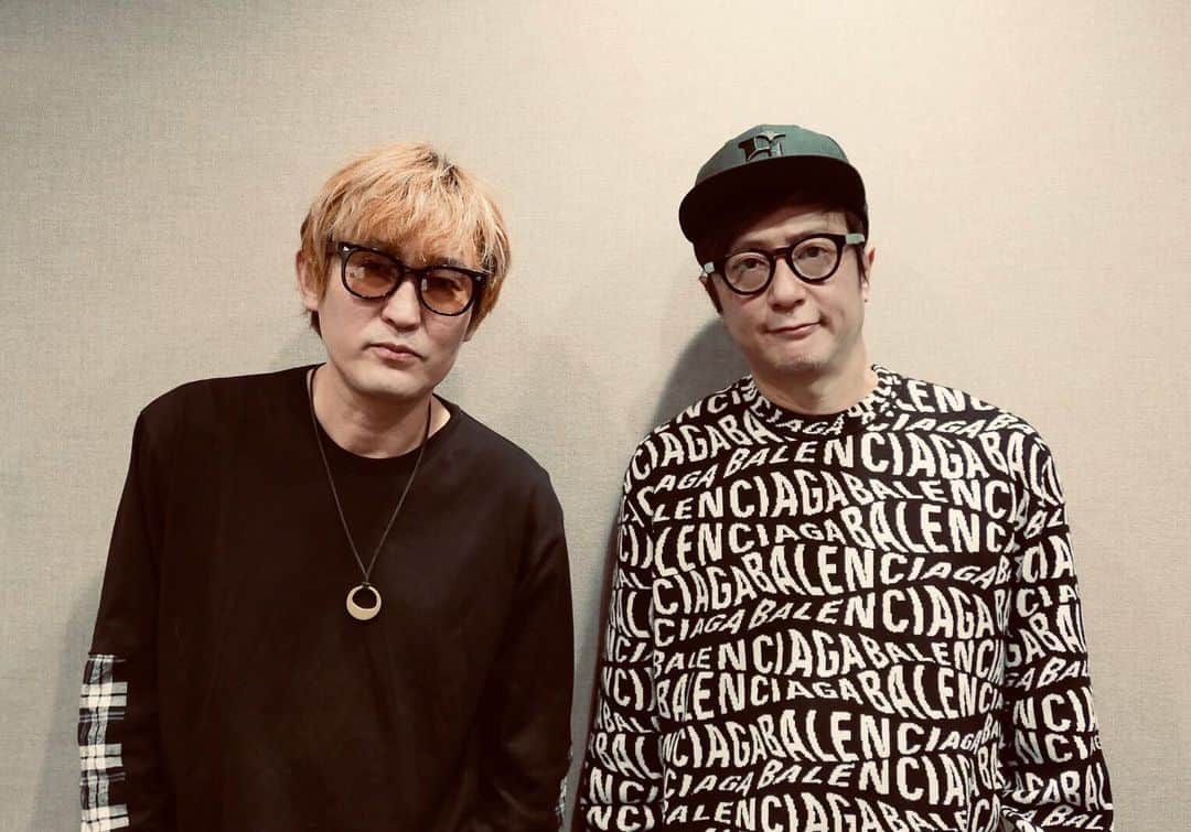 スガシカオのインスタグラム：「今夜もJ-WAVEを聞いていただき、ありがとうございました！  なんか今日はずっと笑ってたなぁ。岡野くん、いつもの倍くらいテンション高かったし、音楽話も熱かったね！  ソロ活、ますます頑張ってください！あ、ランチのスケジュール、決めないと！  来週はハナレグミ 永積崇さんがやってきますよ！ 毎週、楽しー！  #radiko で見逃し配信チェック！ http://radiko.jp/share/?t=20210124215750&sid=FMJ」