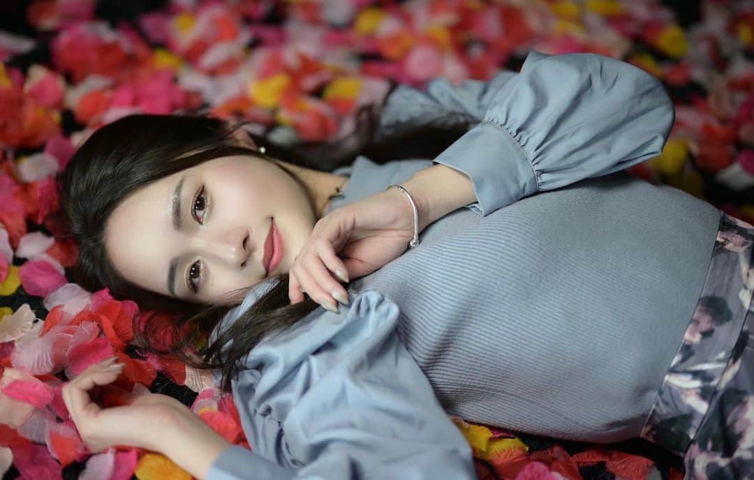 五十嵐みさのインスタグラム：「. スタジオならではの撮り方🤔 （このあと全身に花びらがまとわりつく） . #レースクイーン#エモーション撮影会#撮影会#スタジオ#スタジオ撮影#ポートレート#撮影会モデル#花びら#カラフル」