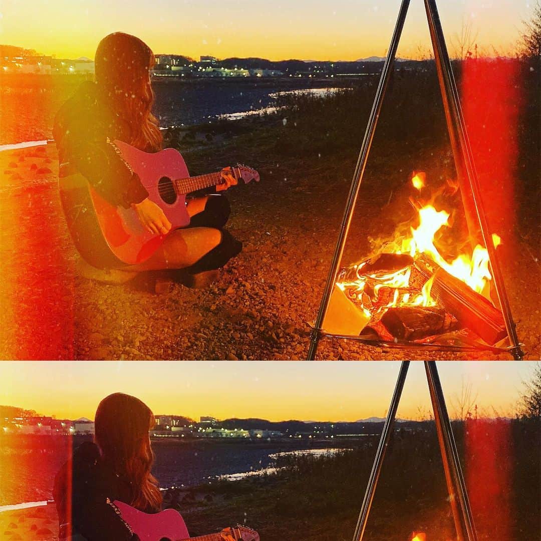 LUNAさんのインスタグラム写真 - (LUNAInstagram)「🎸🔥  #ギター女子 #ギタ女 #るーちゅーぶちゃんねる #焚き火 #弾き語り」1月24日 22時07分 - luna_chu_z