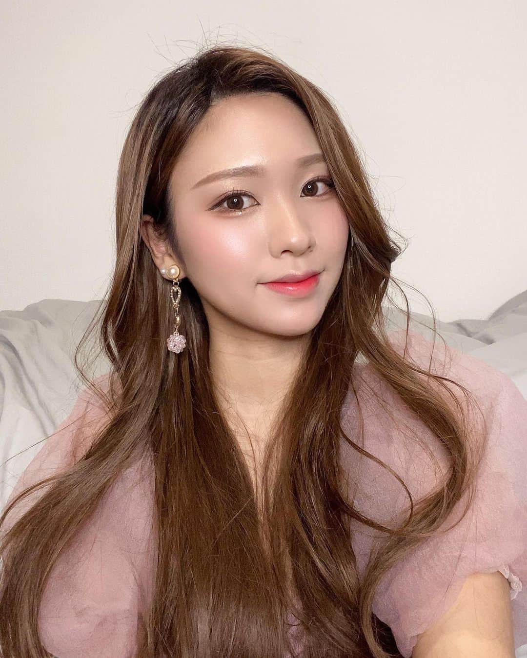 のインスタグラム：「女神降臨メイク🗽 動画チェックして頂けましたか？💞 ウィッグはまたまた @pinkage.jp の✨ . . #女神降臨 #여신강림 #여신머리 #메이크업 #韓国 #韓国メイク」