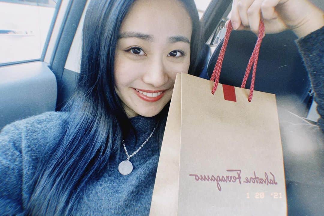 天野真彩のインスタグラム：「. 宝物が増えました💝  #ferragamo #salvatoreferragamo #フェラガモ #ferragamobelt」