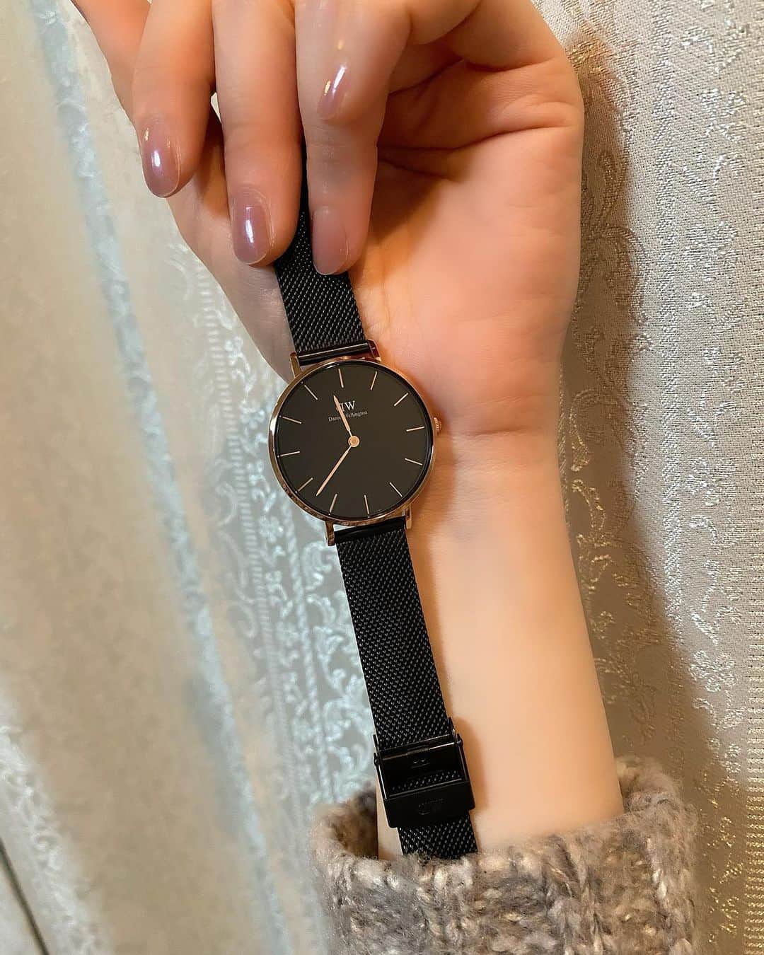 Erenaのインスタグラム：「🖤DANIEL WELLINGTON⌚️🖤 @danielwellington オシャレにカッコ良くきまるブラック腕時計♡ 優しさをプラスしてくれるピンクゴールドのﾈｯｸﾚｽ♡ どっちもお気に入り♥️🥰♥️ . クーポン使うと15%OFFで購入できるのでぜひ使ってね😉👍👍 15％OFFｸｰﾎﾟﾝｺｰﾄﾞ【erena23】 . ⇒⇒⇒つづく . . #danielwellington#ダニエルウェリントン#DWニューイヤー#理想のギフト#最高のプレゼント#プレゼント#完璧なマッチ#お揃いアイテム#ペアグッズ#大切な人へ#シックなスタイル#抜群の存在感#タイムレス#洗練さ#エレガント#腕時計#ネックレス#ジュエリー#リボン#オシャレ#ファッション」