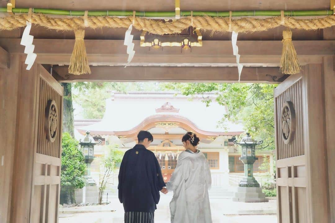CLAIREのインスタグラム：「神社仏閣ロケーション撮影は、和装で人気のスポットです✨⛩ ・ @clairebridalstudio」