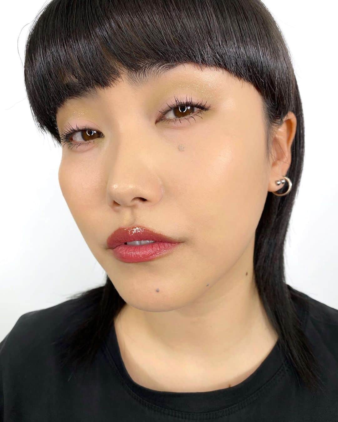 M∙A∙C Cosmetics Japanのインスタグラム：「ピンクとグリーンを組み合わせて、一足早く春を感じる桜色メイクにトライ🌸ローズゴールドのラメで上品なきらめきをのせて✨ ㅤ 【使用製品】 ＊EYES ☑︎パウダー キス アイシャドウ/ パー スウェード ミー、フェルト キュート ☑︎ダズルシャドウ リキッド/ ビーム タイム ＊LIPS ☑︎パウダー キス リキッド リップカラー/ エレガンス イズ ラーンド ☑︎ダズルガラス/ ゲット リッチ クイック ㅤ ㅤ 数量限定 SPECIAL GIFT🎁 全国のM·A·Cカウンター＆公式オンランショップにおいて、税込¥9,900以上お買いあげで「オリジナルポーチ」をプレゼントいたします。 さらに！公式オンランショップ限定で、税込¥13,200以上お買いあげで「ストロボクリーム サンプル」をプレゼントいたします。 ㅤ ポーチサイズ：14 x 11.5 x 4 ㎝ サンプルサイズ：6mL  ㅤ *お1人様1会計につき1点まで、数量限定のためなくなり次第終了です。 *公式オンラインショップでお買いあげの際は、ショッピングカートにプレゼント製品が表示されているかご確認ください。ショッピングカートに表示されない場合は、在庫切れとなります。」