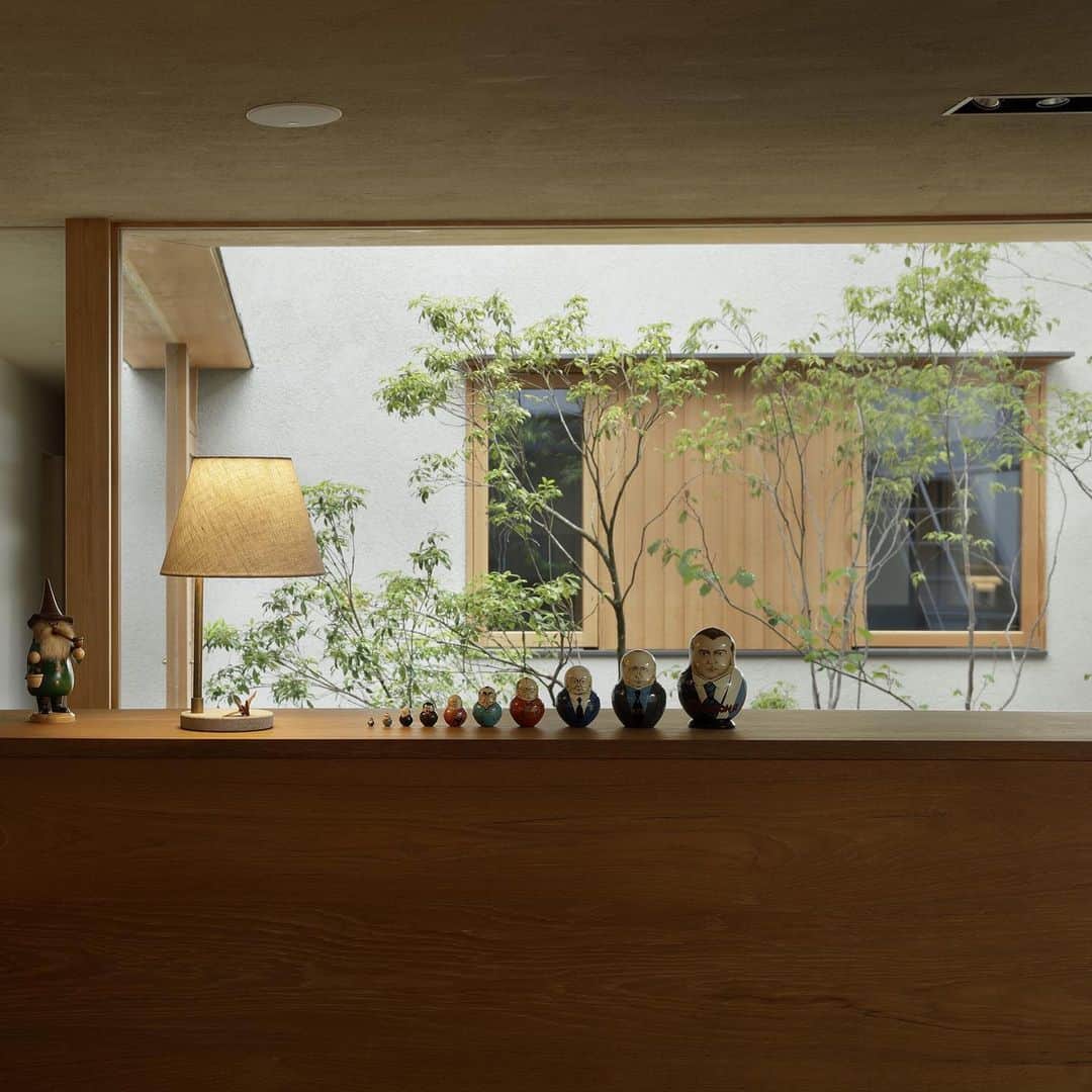 SUVACOのインスタグラム：「中庭と室内全体がひとつの空間のようなプランですが、吹き抜けやスキップフロアで空間にリズムをもたせて、居場所の間に中庭を混ぜていくように設計。歩くたびにさまざまなシーンが移ろう、豊かな風景があります。﻿ ﻿ designed by 永松淳建築事務所﻿ ﻿ #吹き抜けのある家 #スキップフロアのある家 #ル・トロネ修道院 #マトリョーシカ #スキップフロアのある家 #陰影のある家 #いい家 #今日のいい家 #自分らしい家 #家づくりを楽しむ #施工例 #建築 #デザイン住宅 #architecture #archidaily #archilovers #houseportrait onesrenovation.no.1 # SUVACO #スバコ #SUVACO編集部 #注文住宅 #家づくり #建築家」