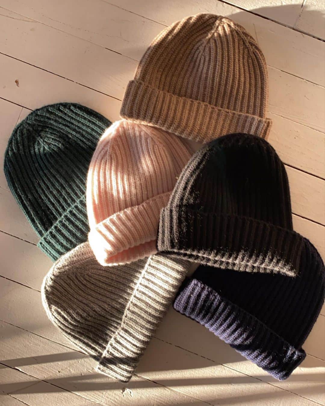 スティーブンアランのインスタグラム：「The only thing keeping us alive while we outdoor dine in January (and hot toddies, maybe). It’s still cold outside and we’re running low on our cashmere beanies and likely won’t be restocking core colors (black & navy) until next fall – the rest are seasonal and may not restock at all.  Online and in-store (open Tuesday-Saturday, text to pick up in person 646-952-1371).」