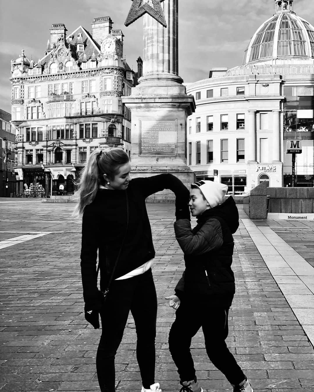 アレキサンドラ・ゴロフキナのインスタグラム：「🐒♥️🐒♥️  ••• #love #brothersister #newcastle #newcastleupontyne #blackandwhite #happybirthday」