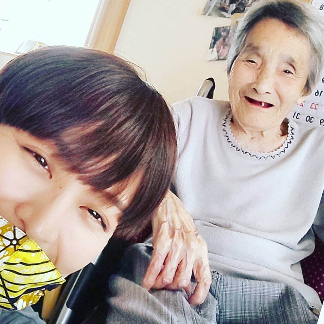 川崎亜沙美のインスタグラム：「おばあちゃんが ９２歳を迎えました🎂 おめでとう🎊 一昨年、脚を骨折  今は骨も、もりもりくっついてるし！ リハビリも頑張ってた！ だから今は、また歩けるようになった。  骨折するまで、全て自分でしてたけど脚の骨折で入院することで 自分では…動いてはいけなくなって… みんなに いっぱい手伝ってもらってる間に チャキチャキなルーティーンも少しずれたかもしれない でも 強い人やなぁと思います まだまだ元気です！自由な時間を、なるべく、すぐ寝ずに、起きて笑って過ごしてもらいたいです！😄 #昭和４年#92歳ってすごい！#誕生日92回目#朝ドラ#ｶｰﾈｰｼｮﾝ朝ドラ#最終回に出演したおばあちゃん#感謝#笑顔の長生きを✨#唐揚げ大好き92歳」
