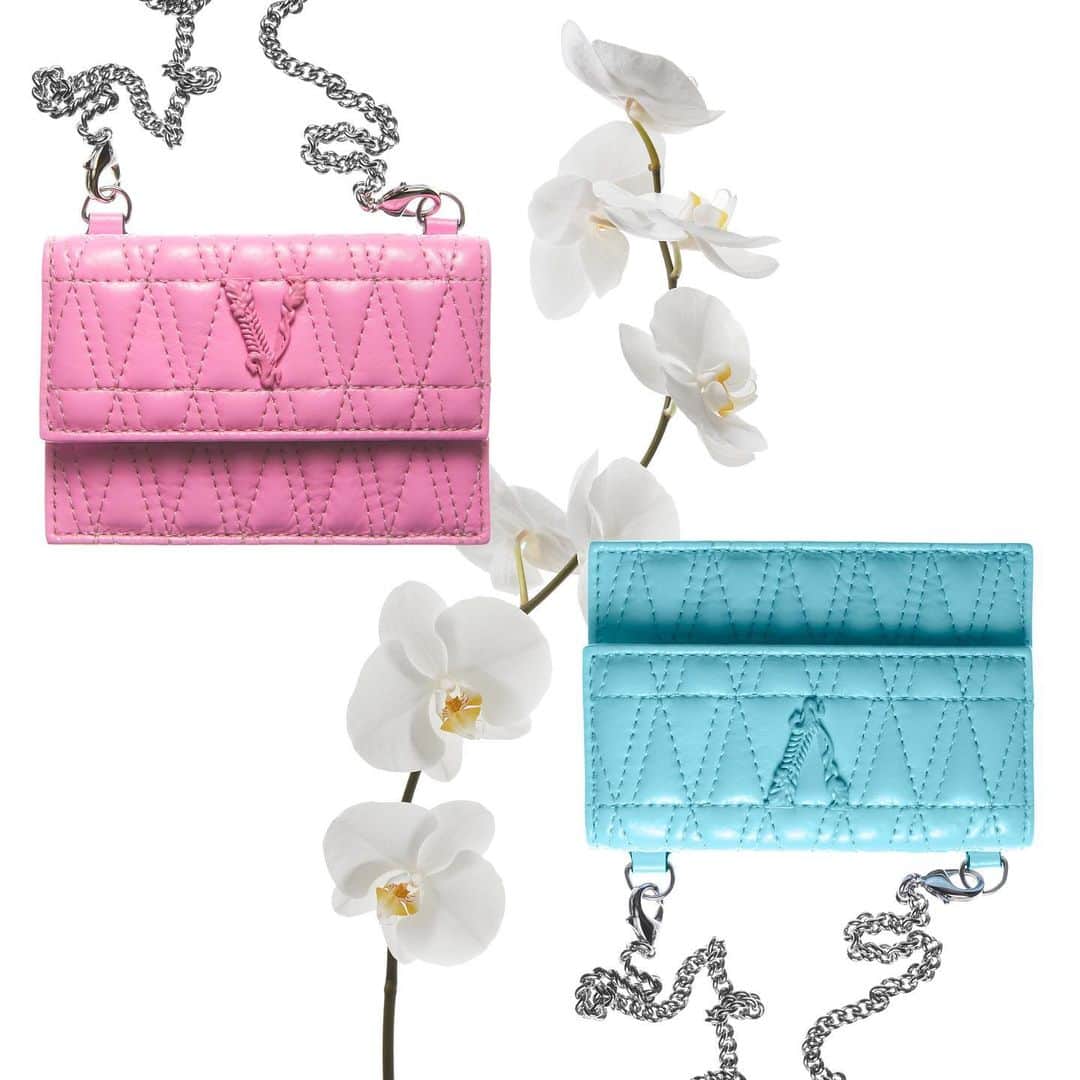 ジャンニヴェルサーチのインスタグラム：「Roses are red, Virtus in blue - say it with our curated accessories edit this Valentine’s Day. Learn more through the link in bio. #VersaceVirtus」